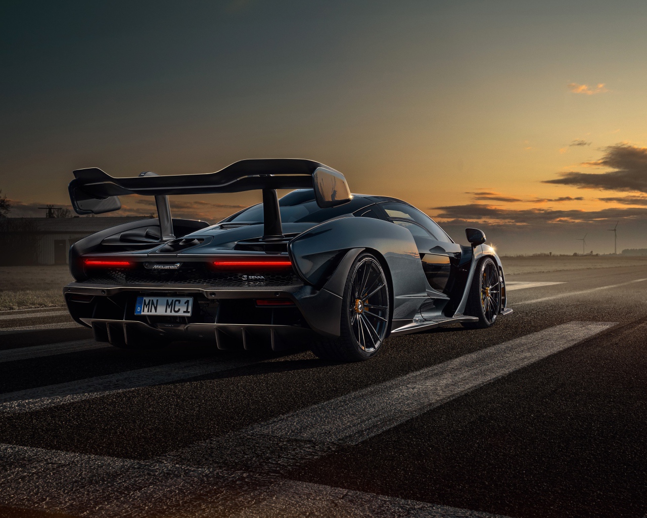 Гоночный автомобиль Novitec McLaren Senna 2020 года на трассе 
