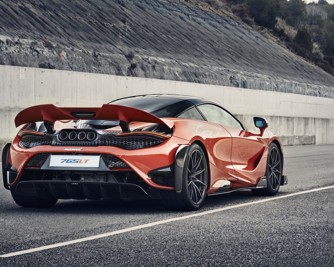 Красный спортивный автомобиль McLaren 765LT 2020 года 