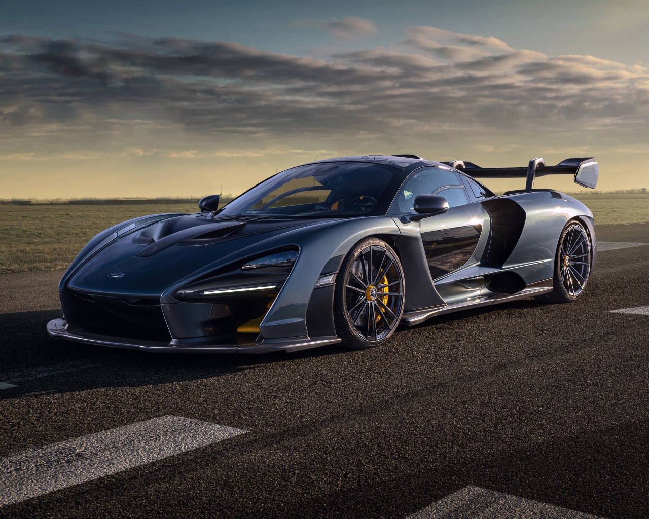 Серебристый гоночный автомобиль Novitec McLaren Senna 2020 года 