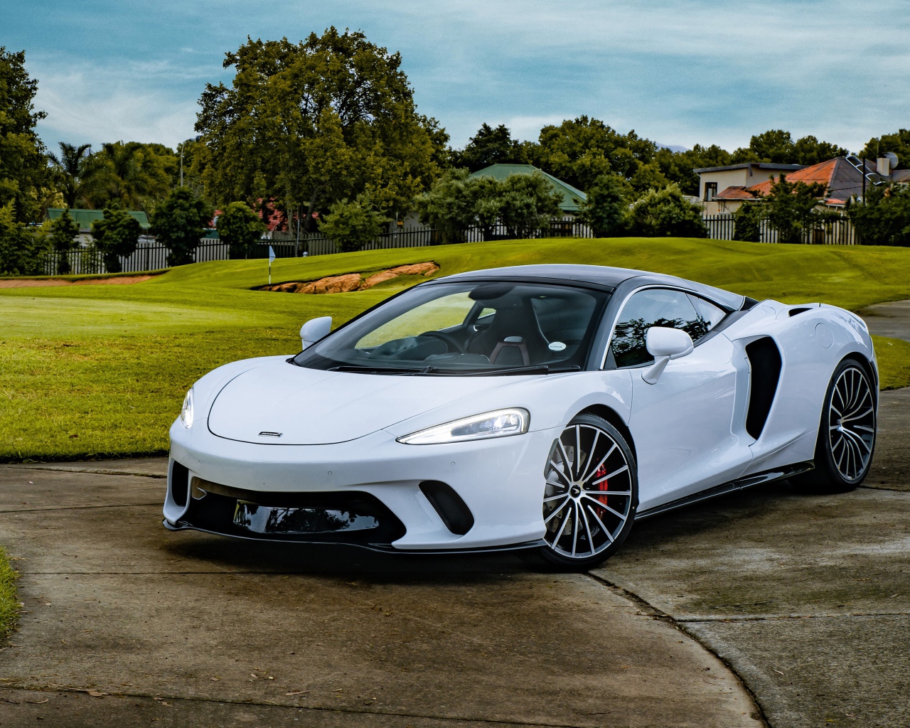 Белый спортивный автомобиль McLaren GT 2020 года 