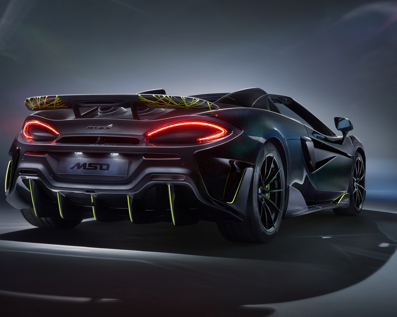 Быстрый McLaren MSO 600LT Spider Segestria Borealis 2020 года вид сзади