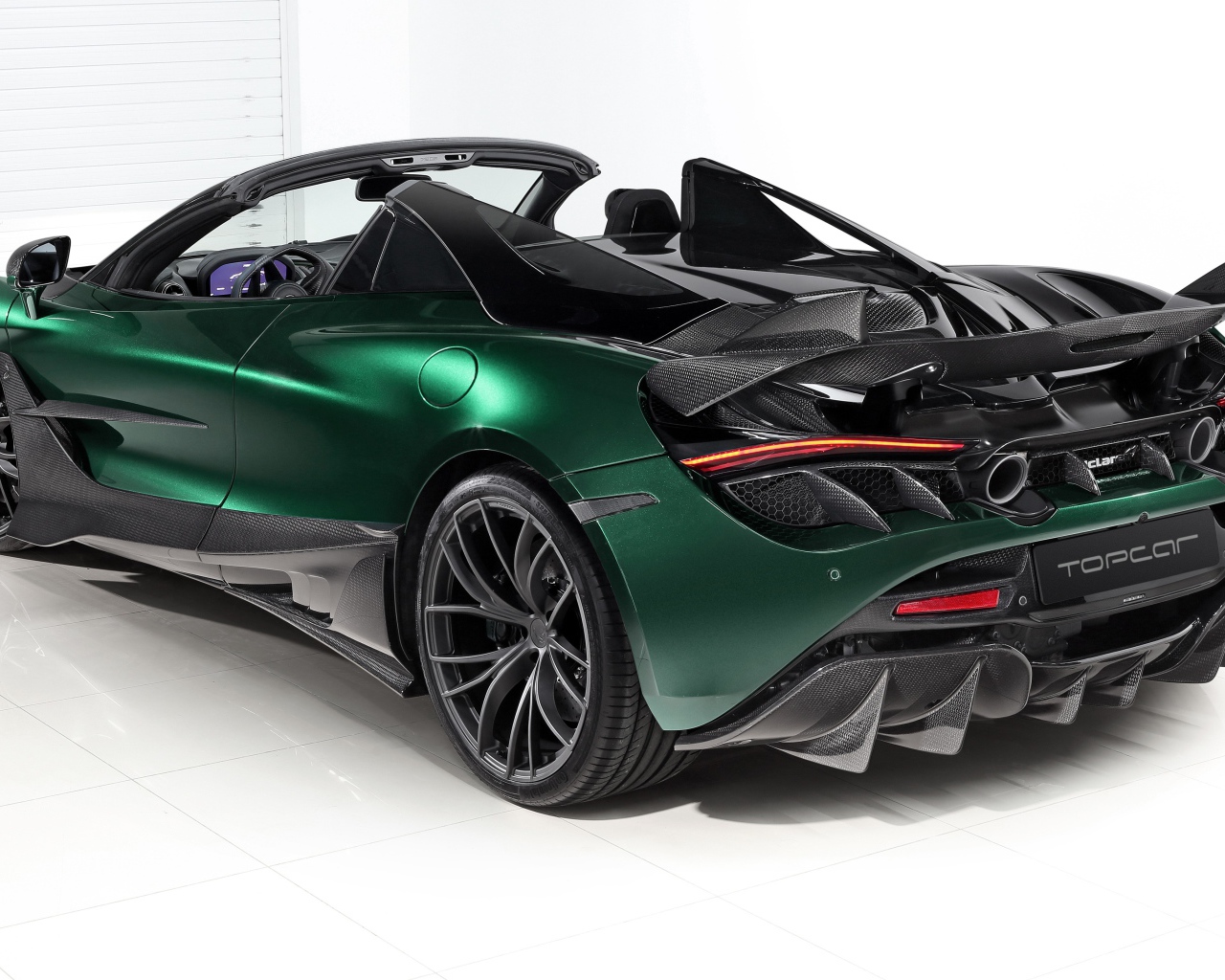 Зеленый автомобиль McLaren 720S Spider Fury 2020 года вид сзади