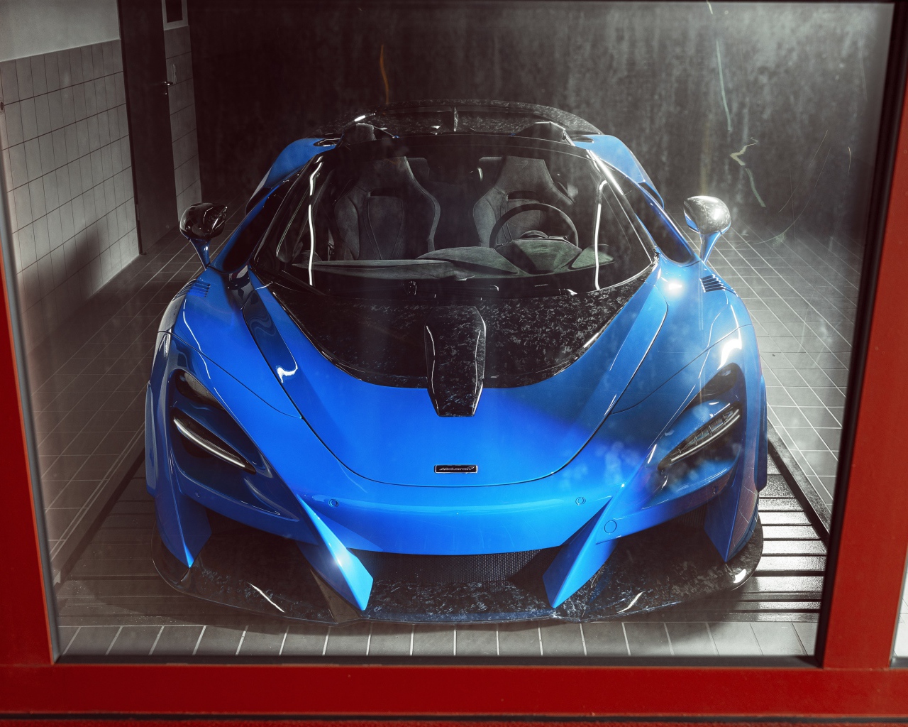 Спортивный автомобиль McLaren 720S Spider N-Largo 2020 года на мойке