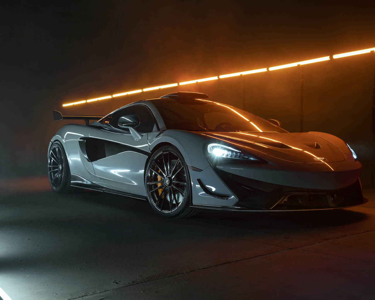Серебристый спортивный автомобиль McLaren 620R 2021 года