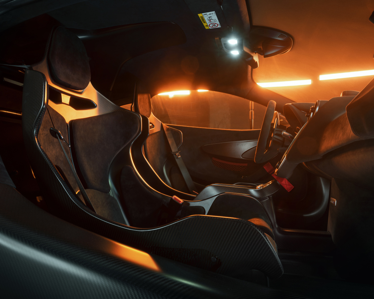 Черный салон автомобиля McLaren 620R 2021 года