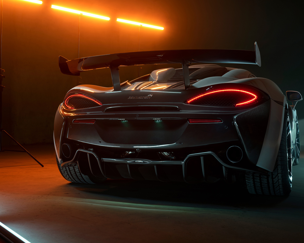 Автомобиль McLaren 620R 2021 года вид сзади
