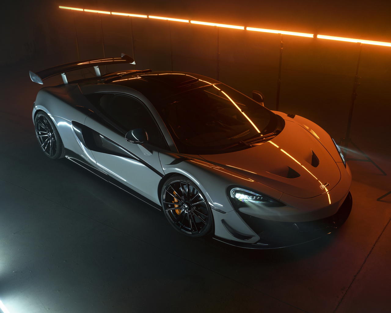 Спортивный автомобиль McLaren 620R 2021 года вид сверху