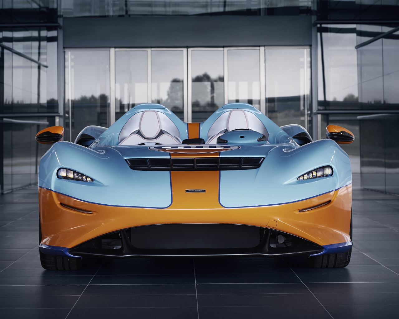 Спортивный автомобиль McLaren Elva Gulf Theme By MSO 2021 года