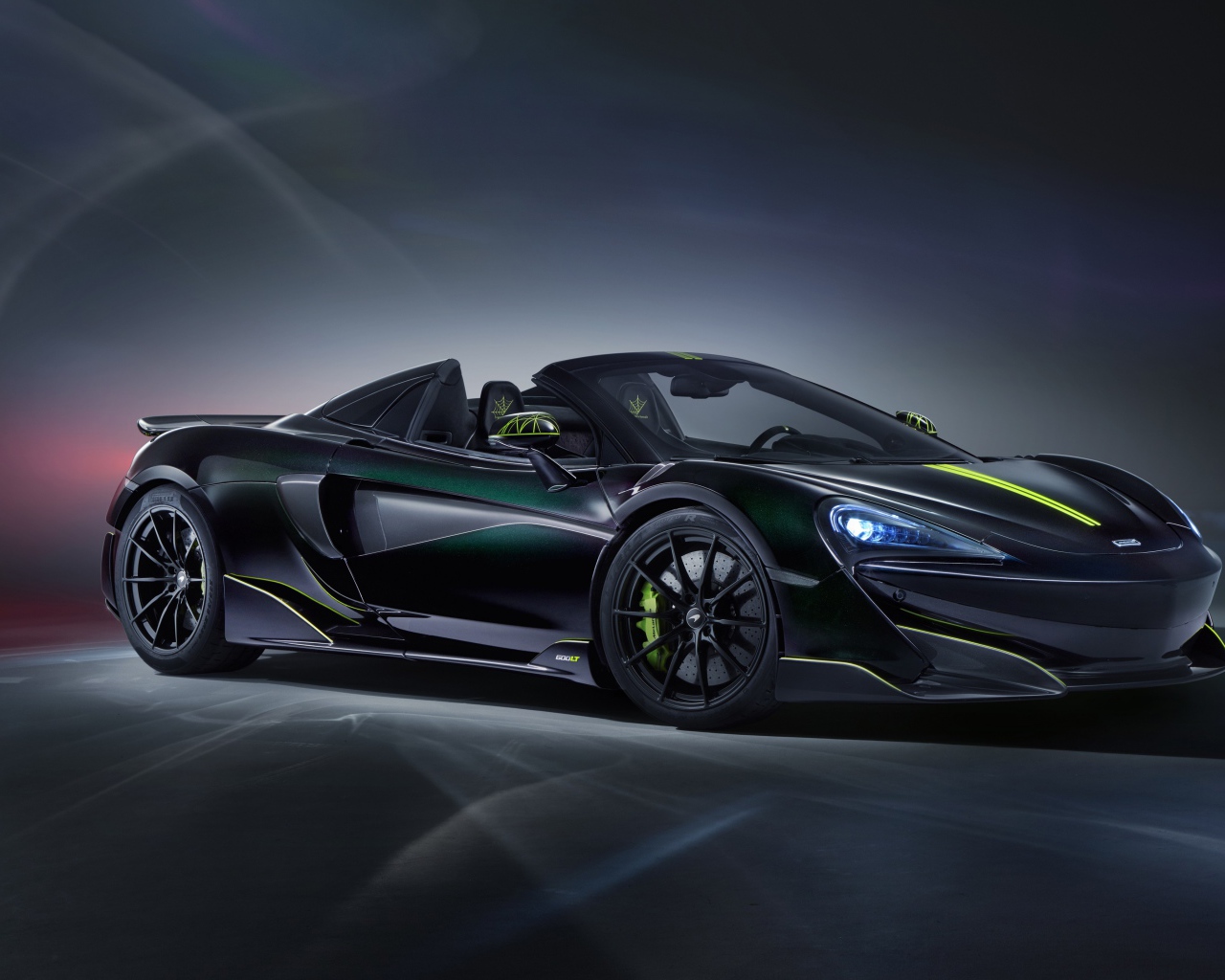 Черный автомобиль McLaren MSO 600LT Spider Segestria Borealis 2020 года на сером фоне