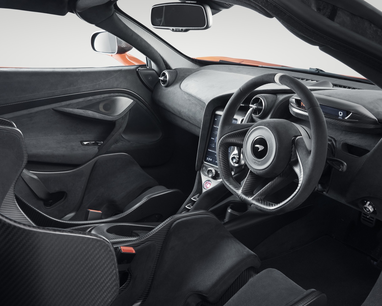 Черный салон автомобиля McLaren 765LT 2020 года 