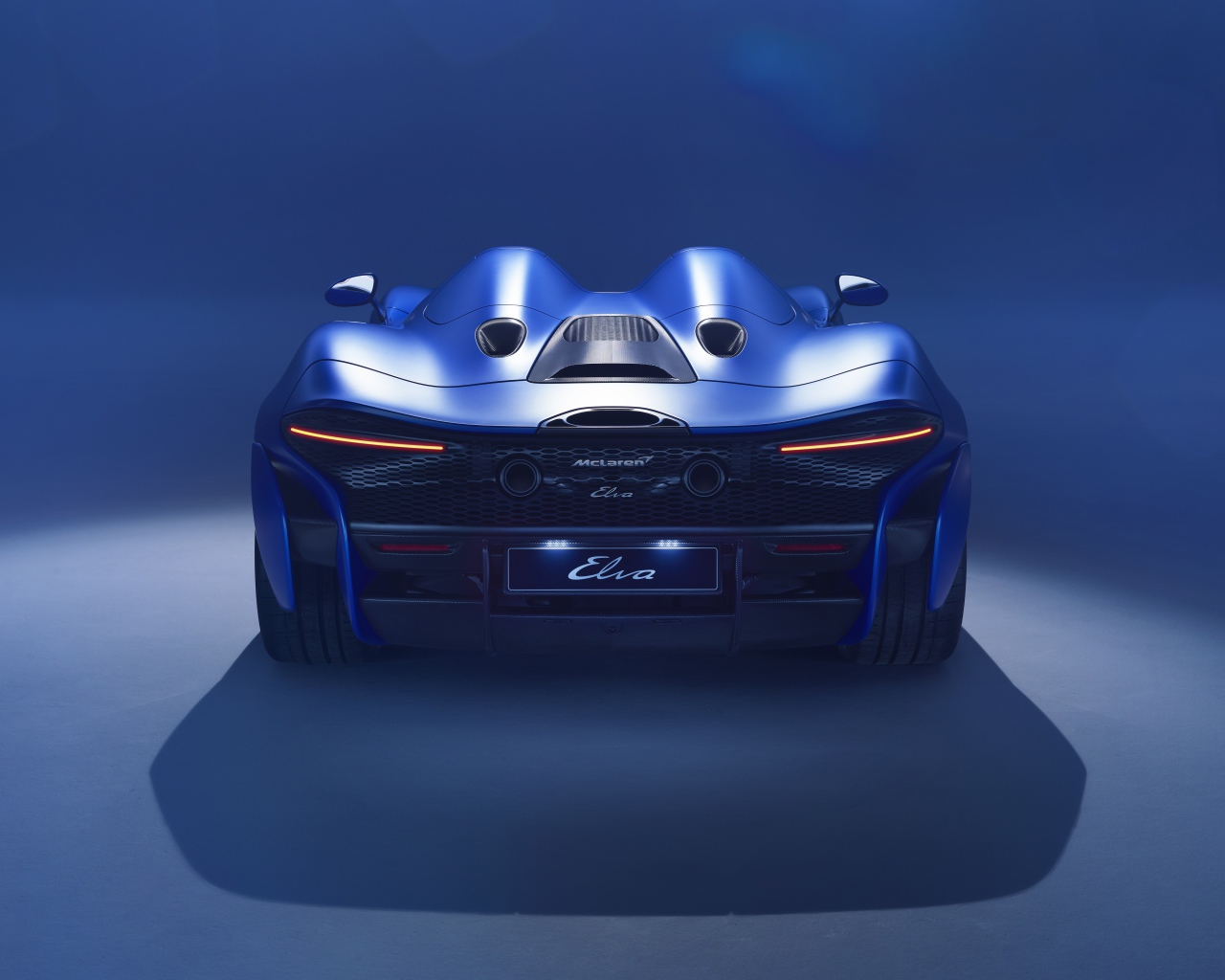 Синий автомобиль McLaren Elva 2020 года вид сзади