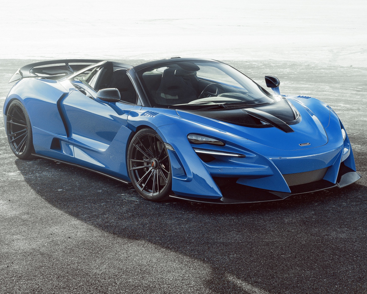 Синий автомобиль  McLaren 720S,  2020 года на асфальте 