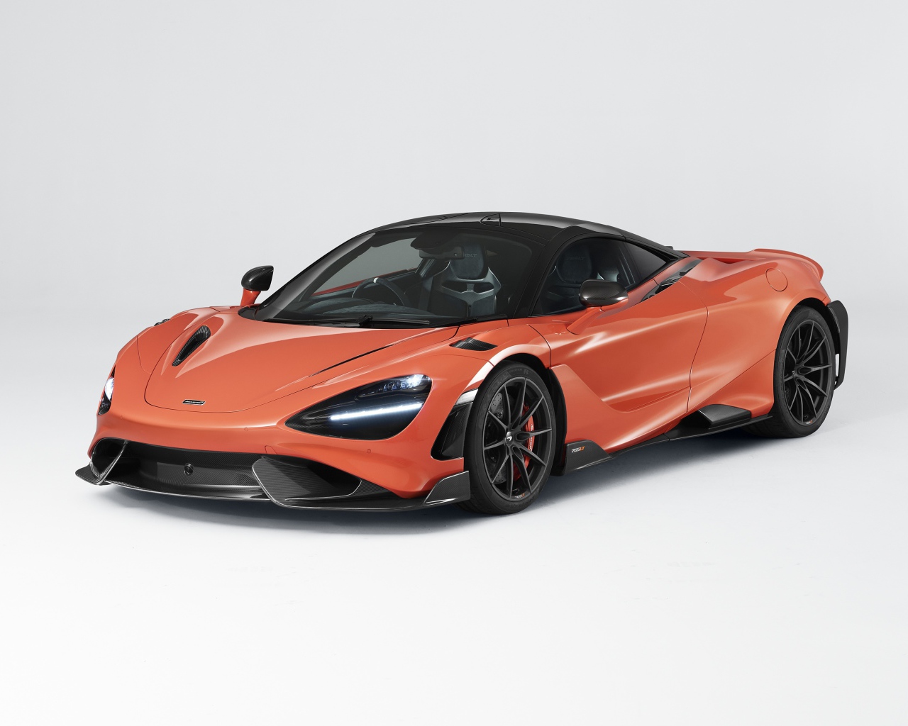 Автомобиль McLaren 765LT 2020 года на сером фоне