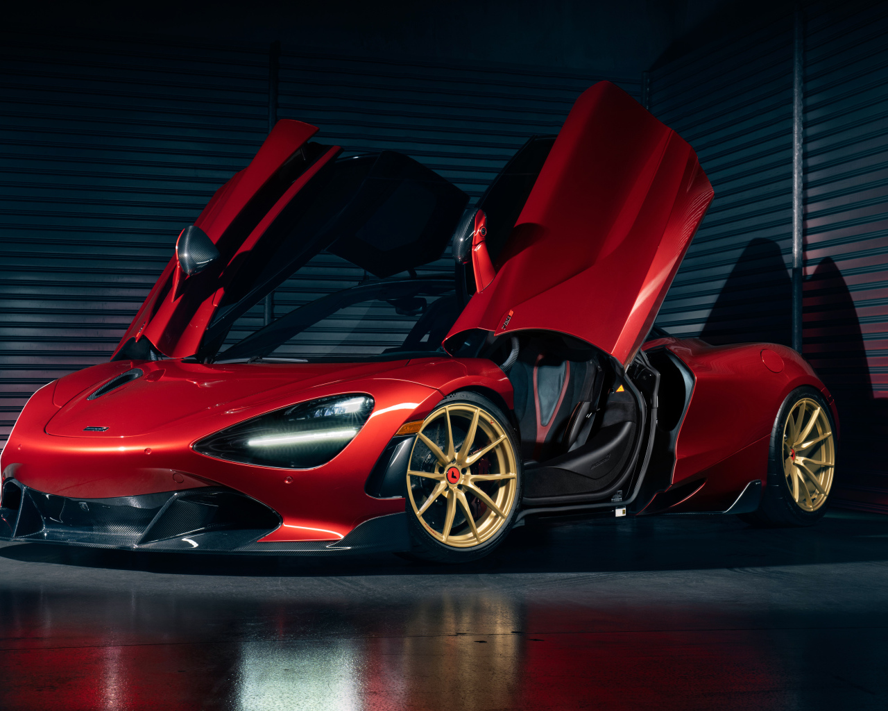 Быстрый автомобиль McLaren 720S с открытыми дверями