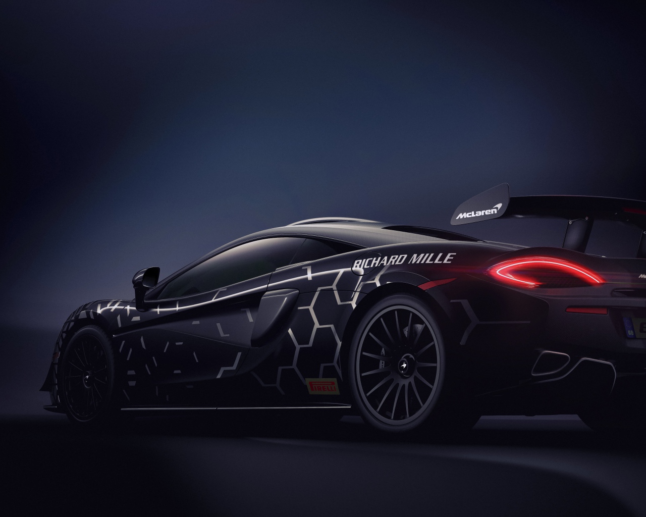 Автомобиль McLaren 620R года вид сзади