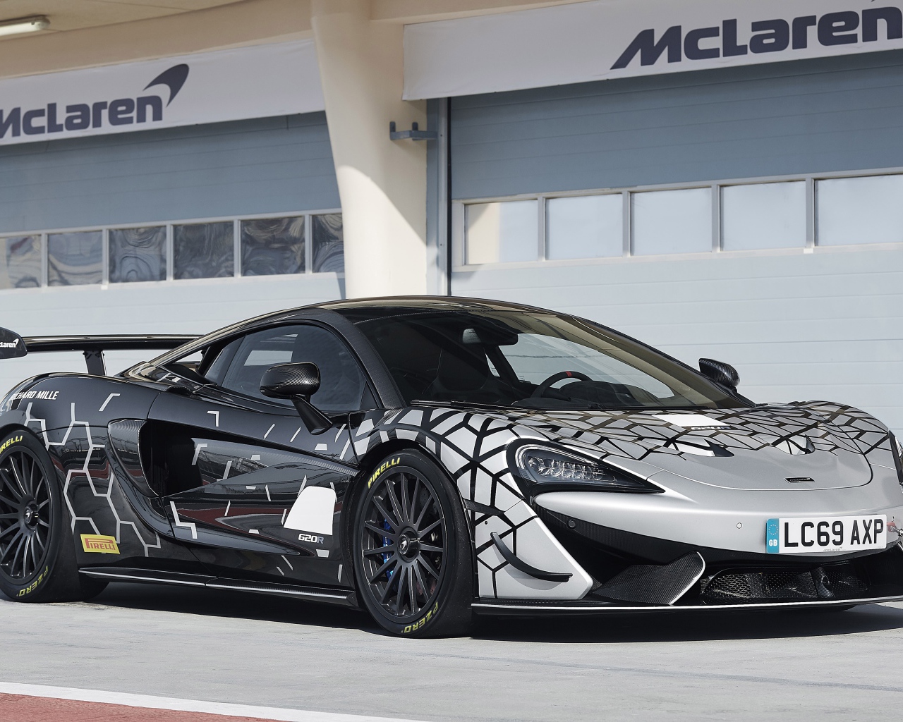 Гоночный автомобиль McLaren 620R у гаража