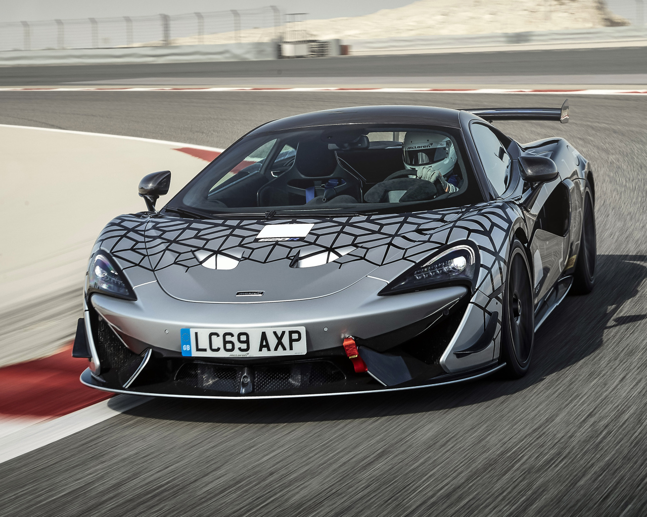 Гоночный автомобиль McLaren 620R на трассе