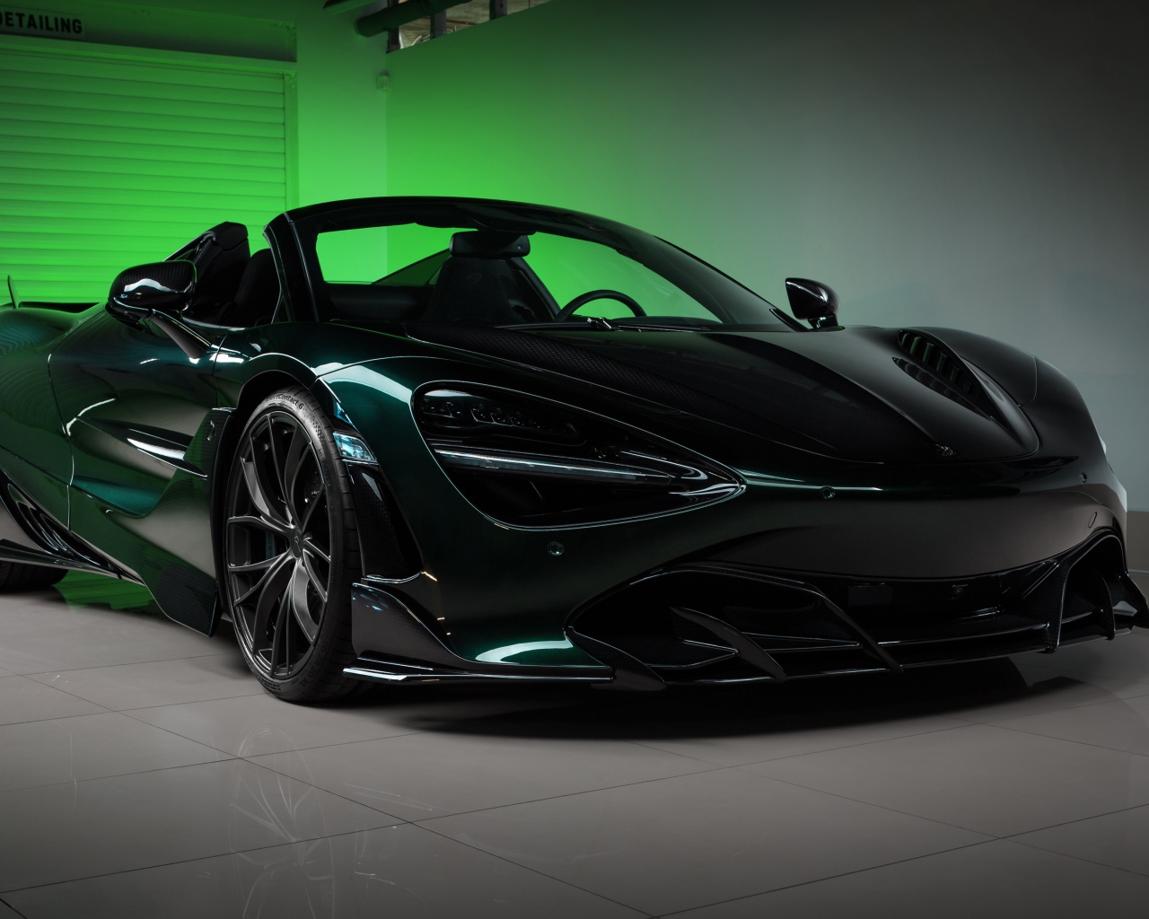 Черный спортивный автомобиль  McLaren 720S, 2020 года в гараже 