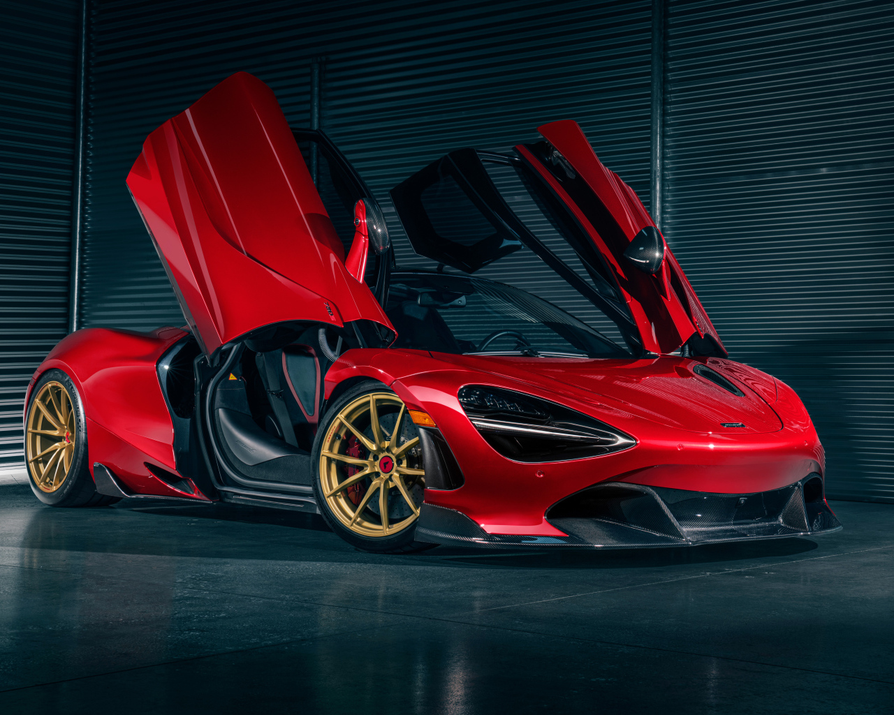 Автомобиль McLaren 720S на фоне серой стены