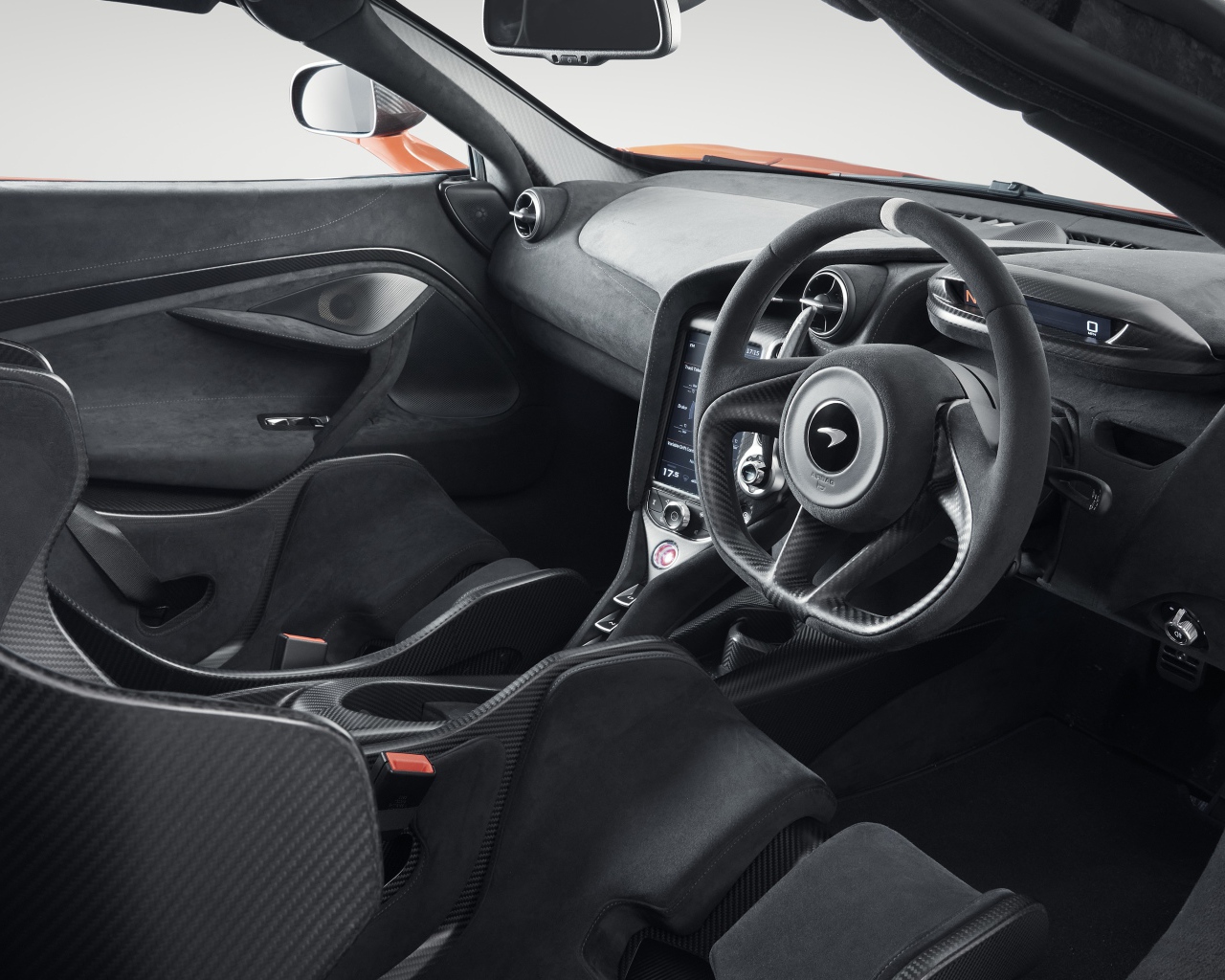 Черный кожаный салон автомобиля McLaren 765LT 2020 года