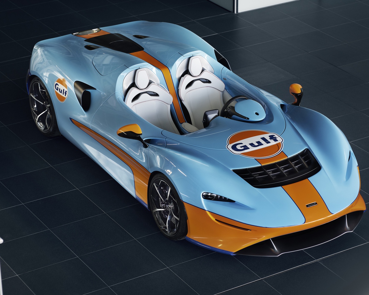 Спортивный автомобиль McLaren Elva Gulf Theme By MSO 2021 года вид сверху