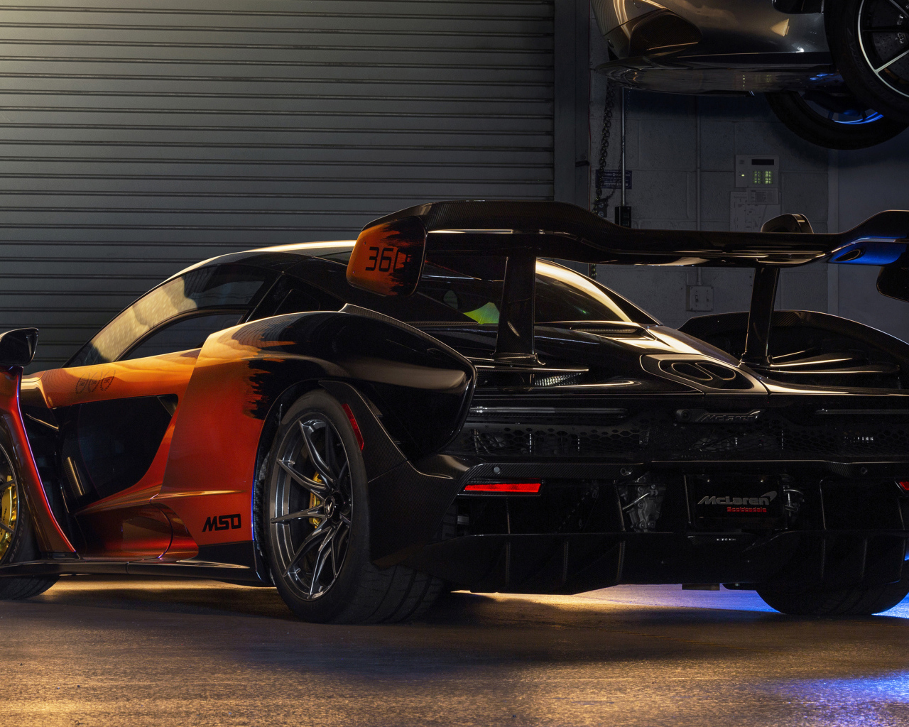 Спортивный автомобиль McLaren MSO Senna в гараже