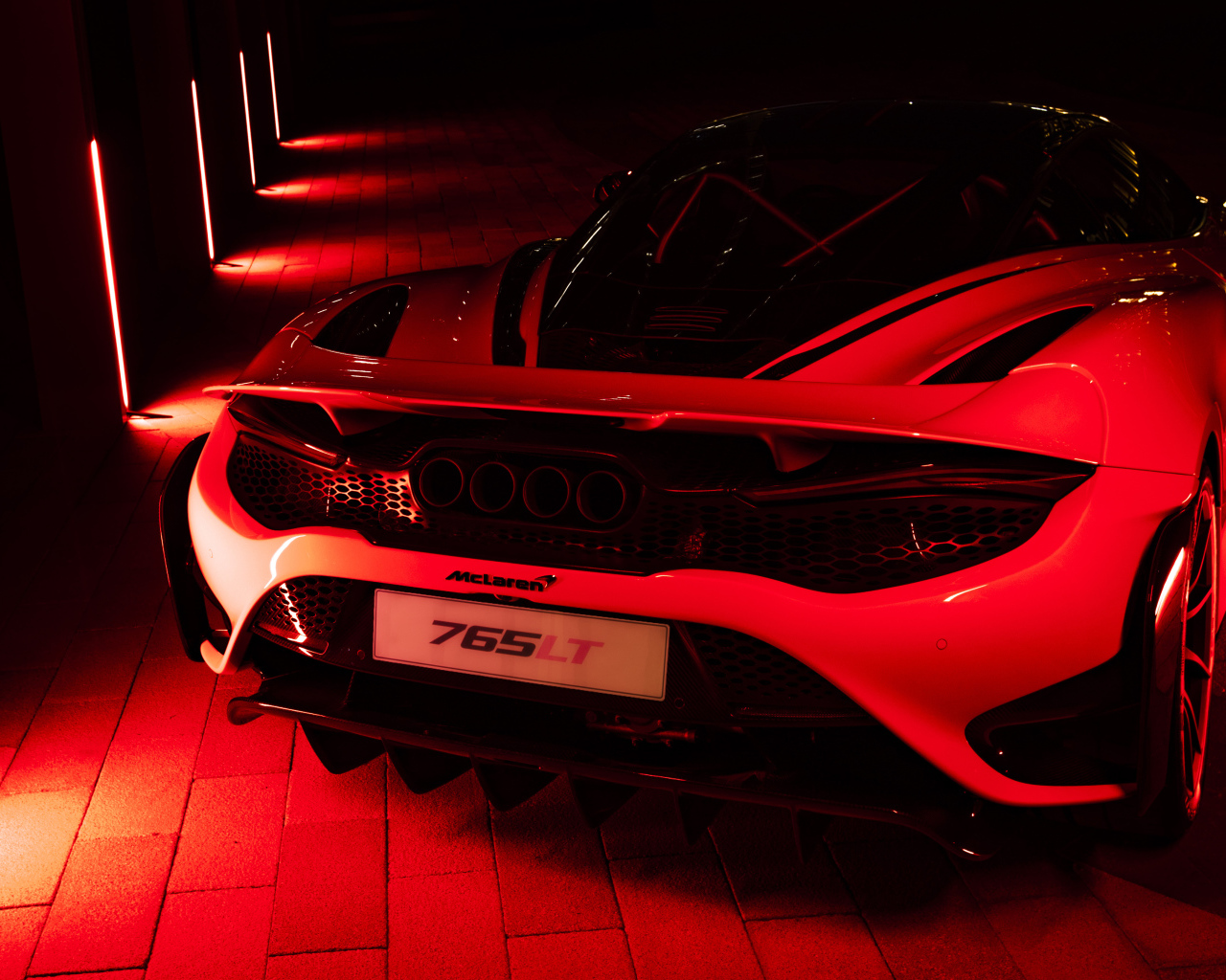 Вид сзади на автомобиль  McLaren 765LT, 2021 года