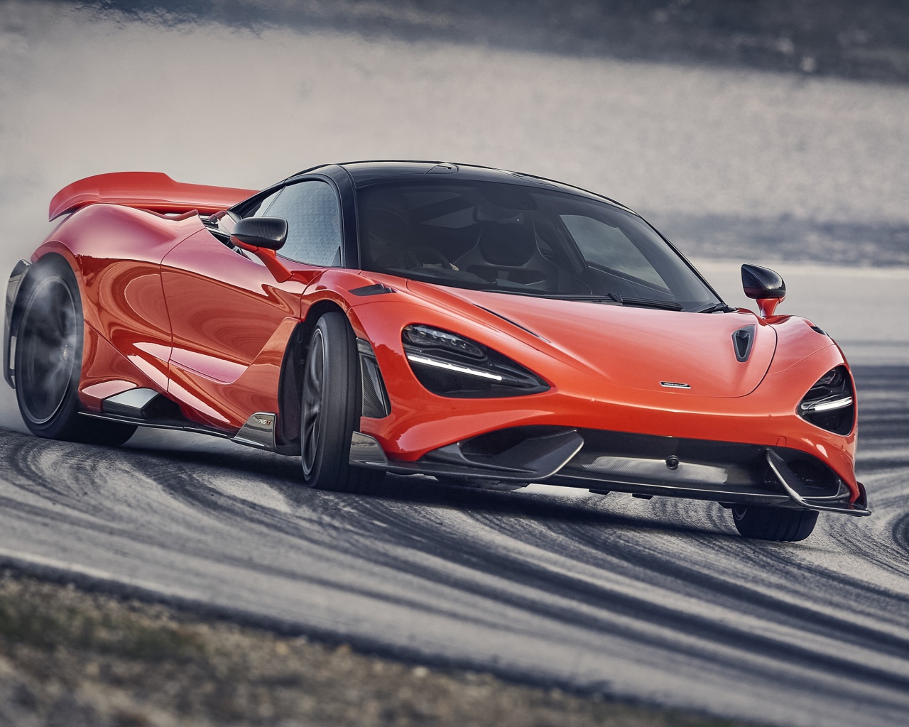 Красный гоночный автомобиль McLaren 765LT 2020 года на трассе 