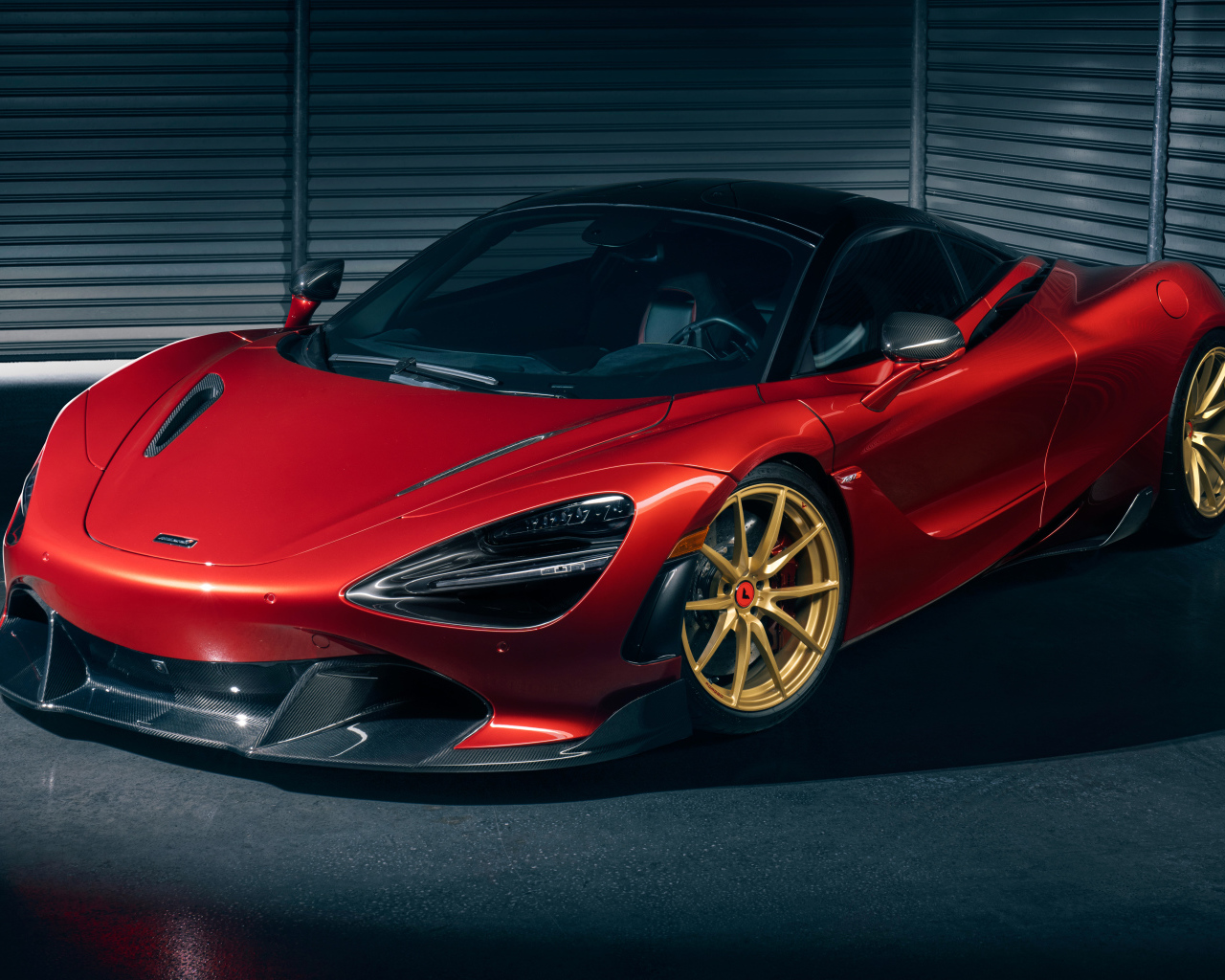 Красный спортивный автомобиль McLaren 720S  в гараже