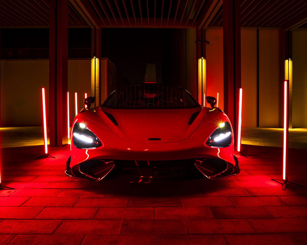 Красный McLaren 765LT, 2021 года в свете неоновых фонарей