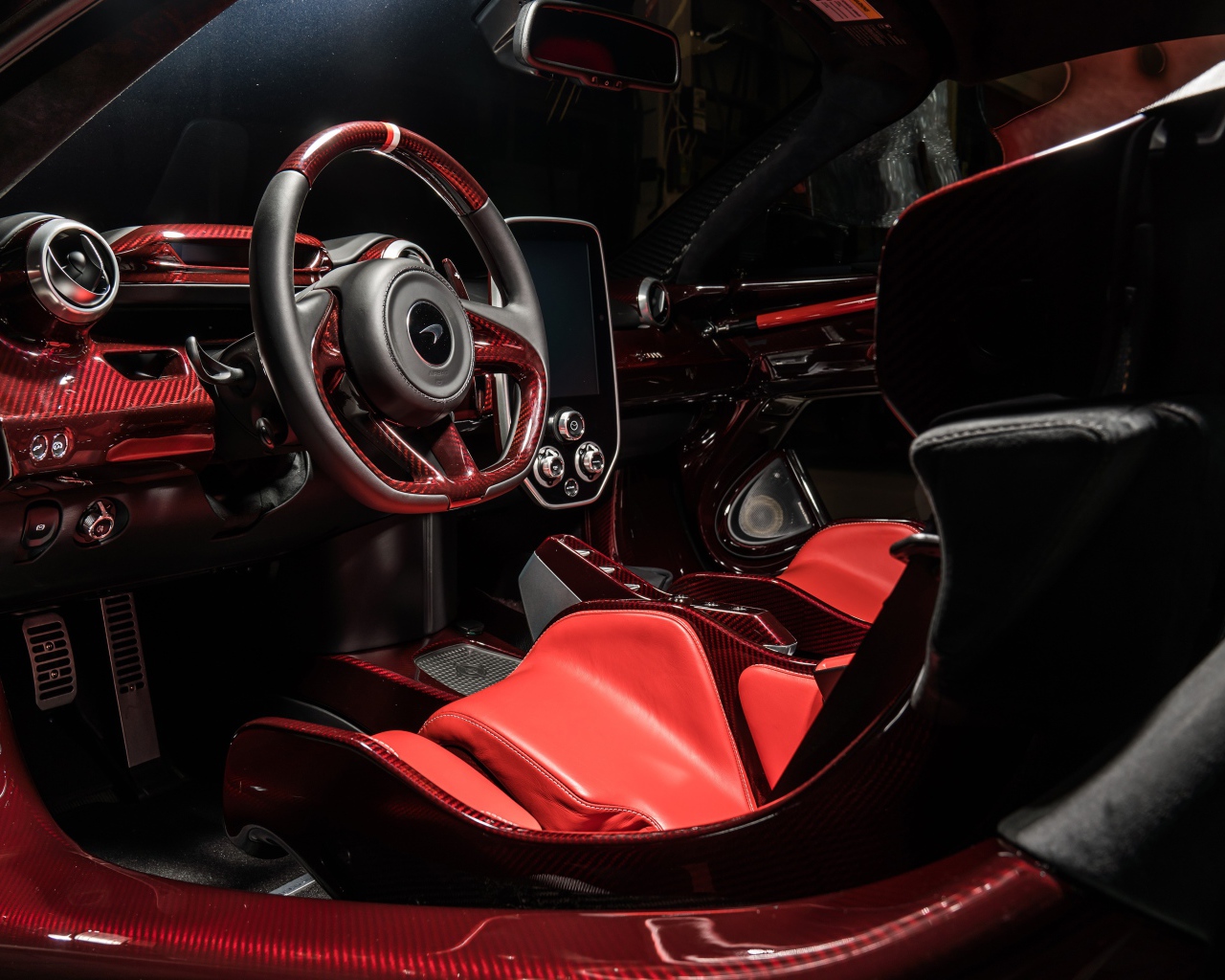 Красный кожаный салон McLaren Senna XP, 2019 года 