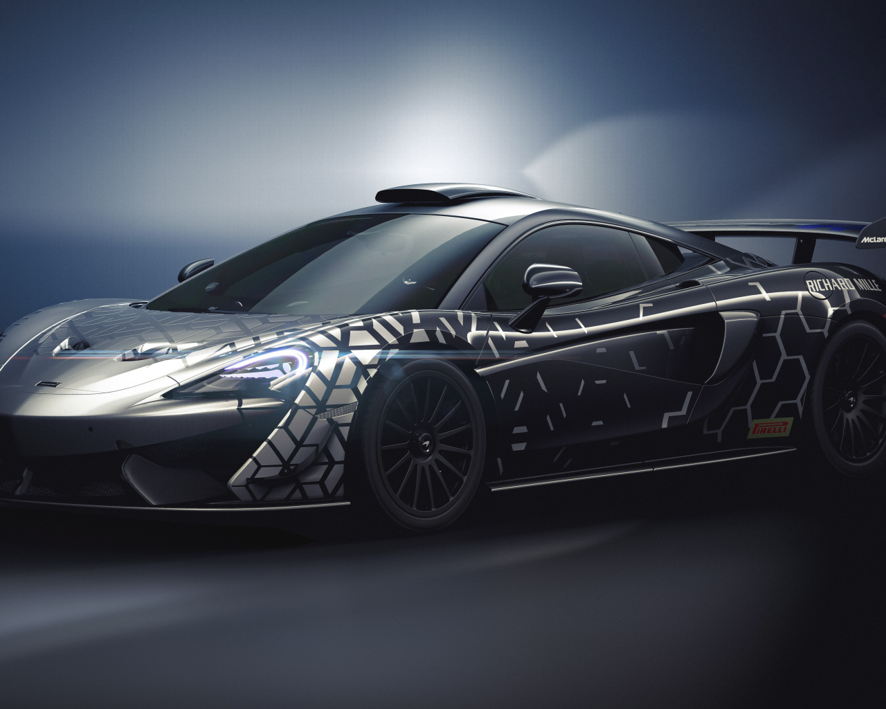 Спортивный автомобиль McLaren 620R, 2020 года на сером фоне