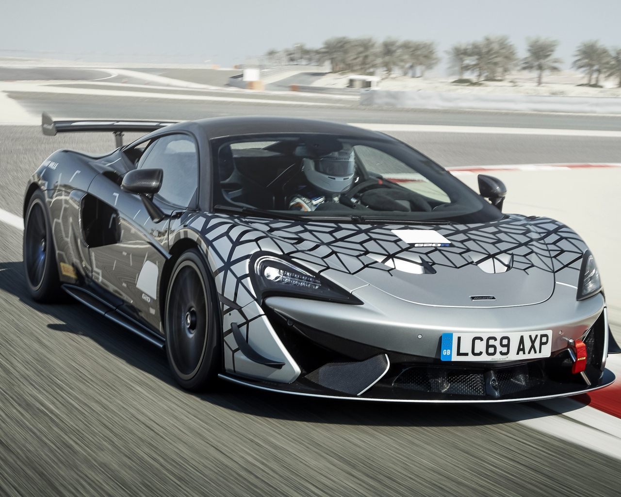 Спортивный автомобиль McLaren 620R на трассе