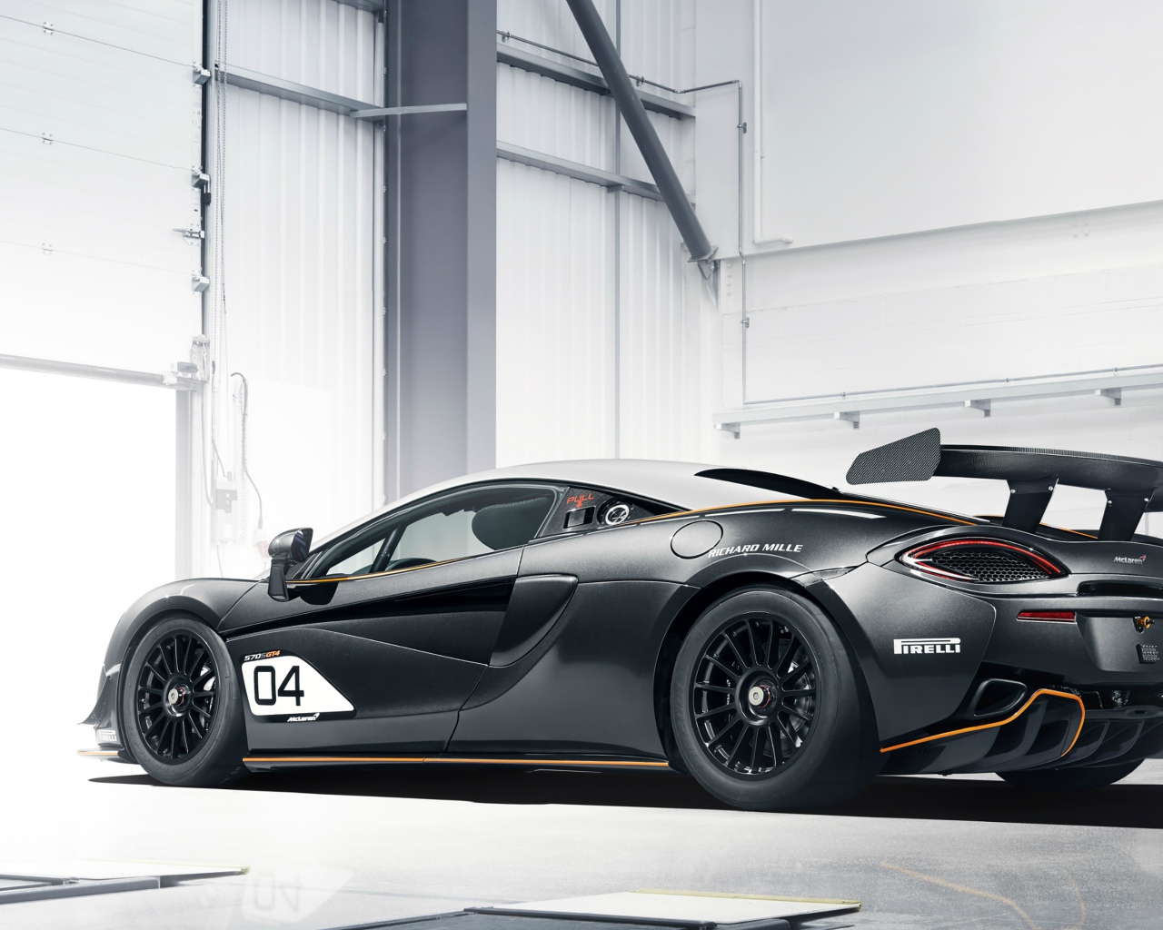 Спортивный  McLaren 570S GT4, 2020 года вид сзади