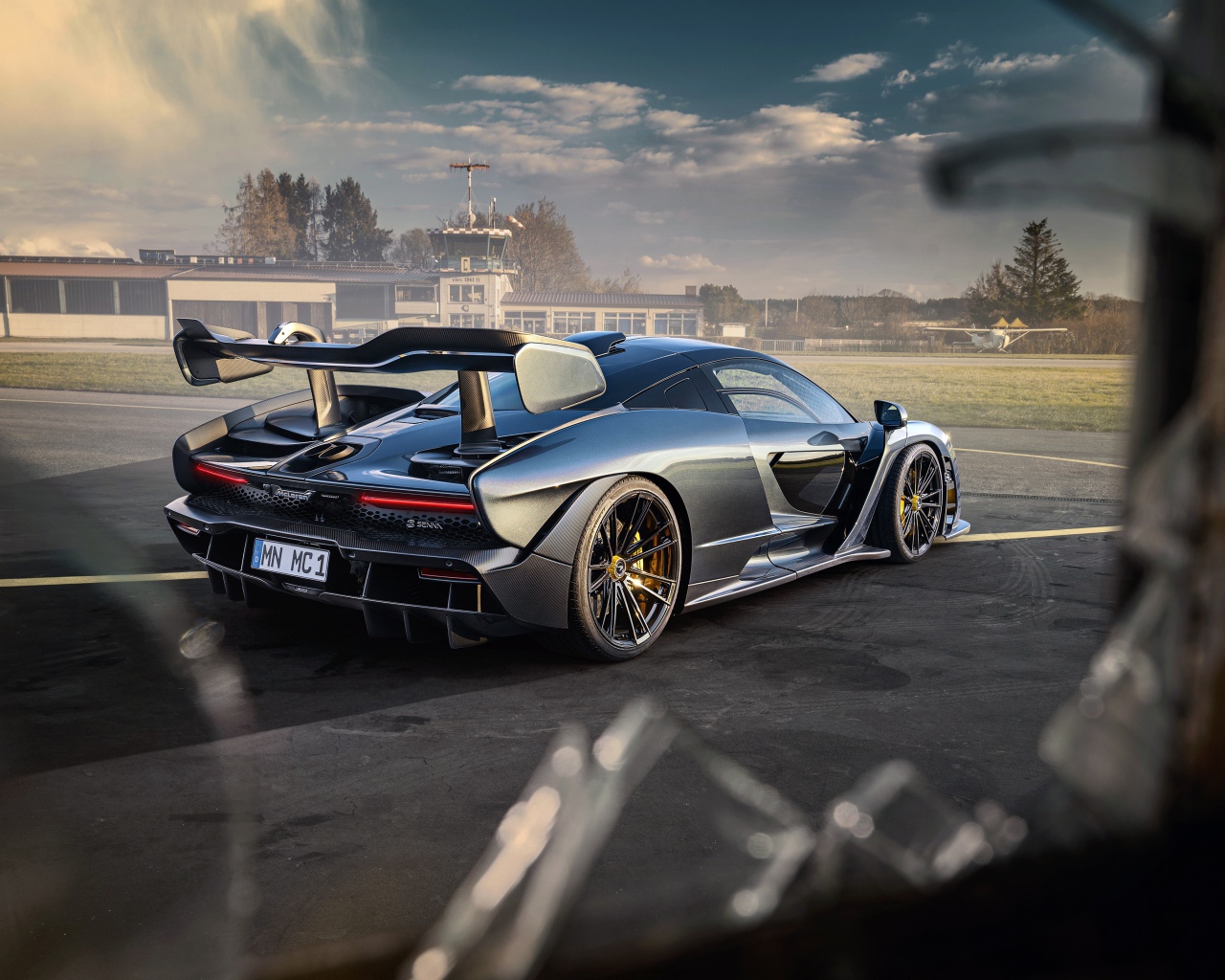 Вид из разбитого окна на автомобиль Novitec McLaren Senna 2020 года