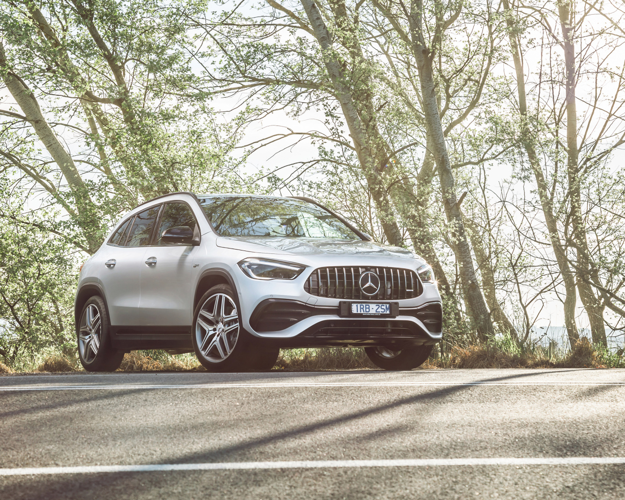 Белый автомобиль Mercedes-AMG GLA 35 4MATIC 2020 года на дороге