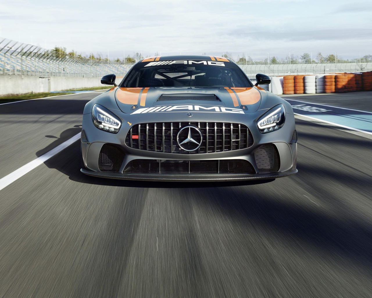Автомобиль Mercedes-AMG GT4 2020 года на гонках 