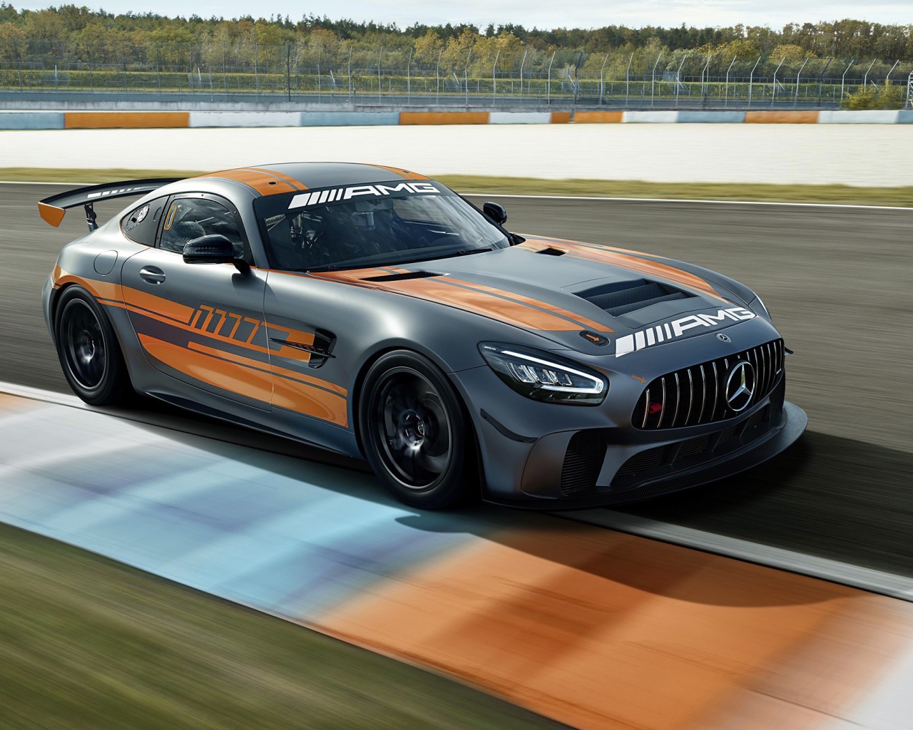 Автомобиль Mercedes-AMG GT4 2020 года на гоночной трассе