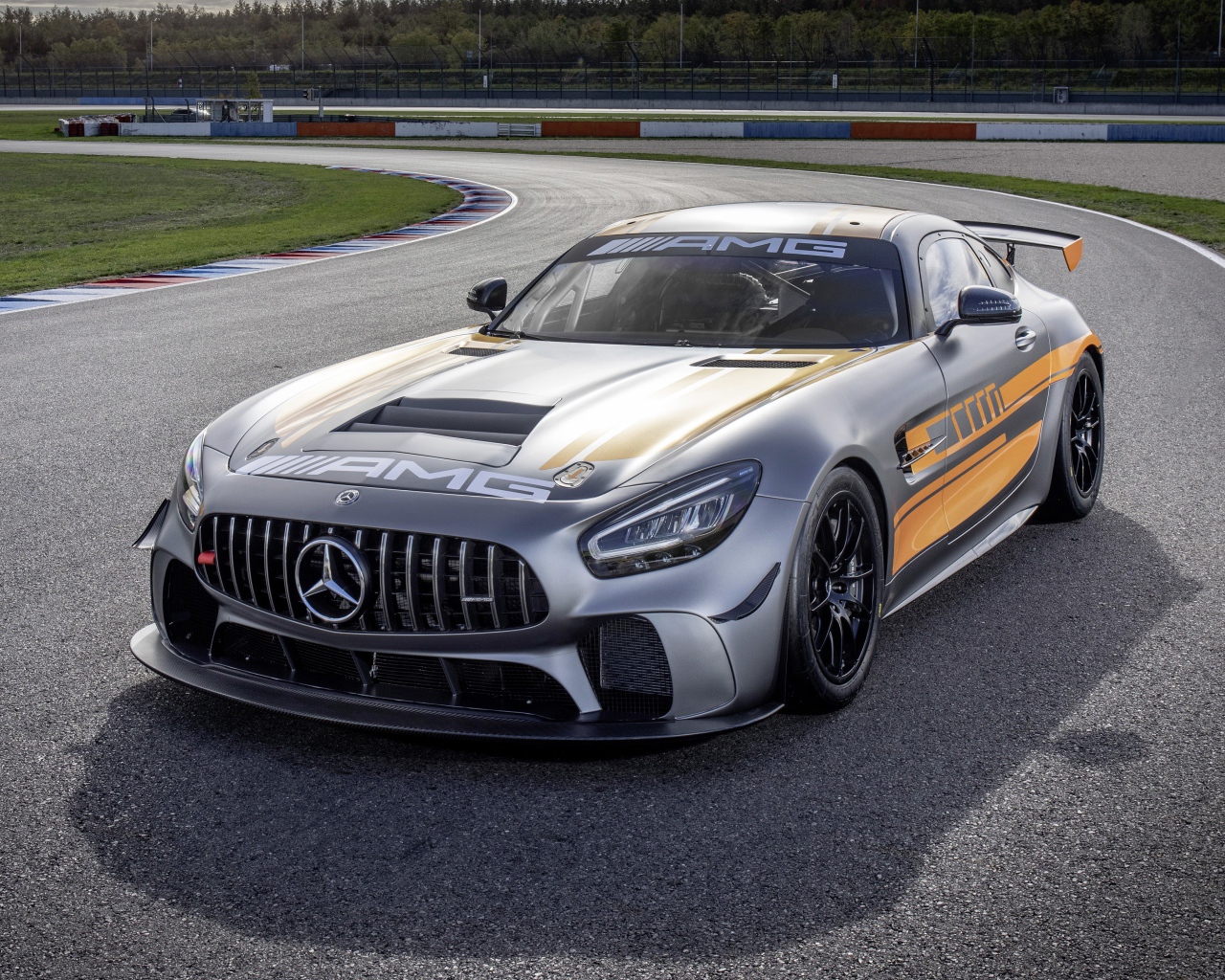 Гоночный автомобиль Mercedes-AMG GT4 2020 года на трассе 