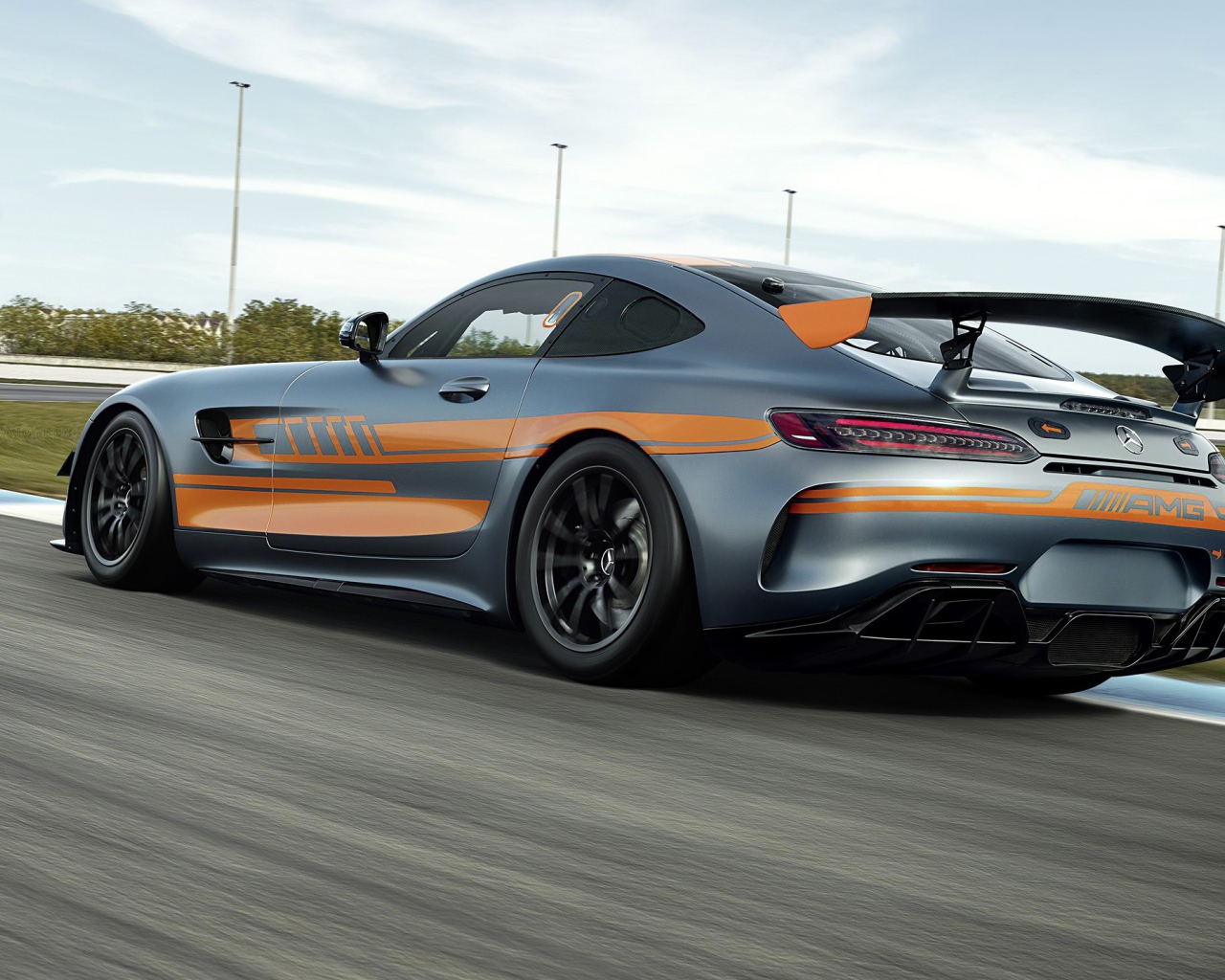 Гоночный автомобиль Mercedes-AMG GT4 2020 года на  трассе вид сзади