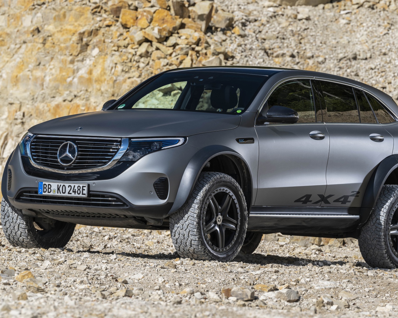 Внедорожник Mercedes-Benz EQC 4x4 2020 года в горах 