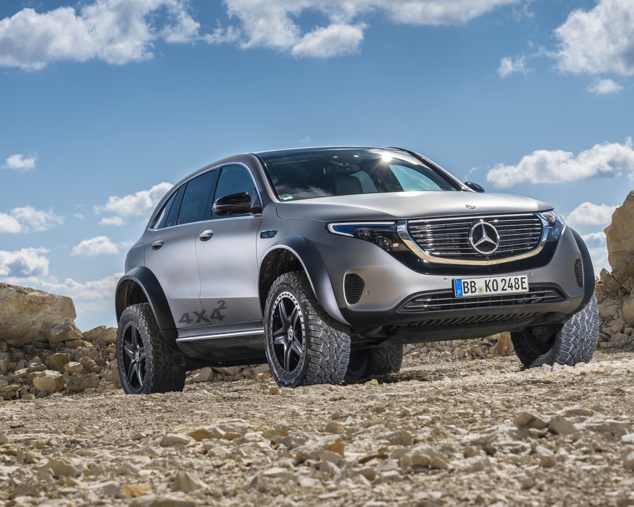 Серебристый внедорожник Mercedes-Benz EQC 4x4 2020 года 