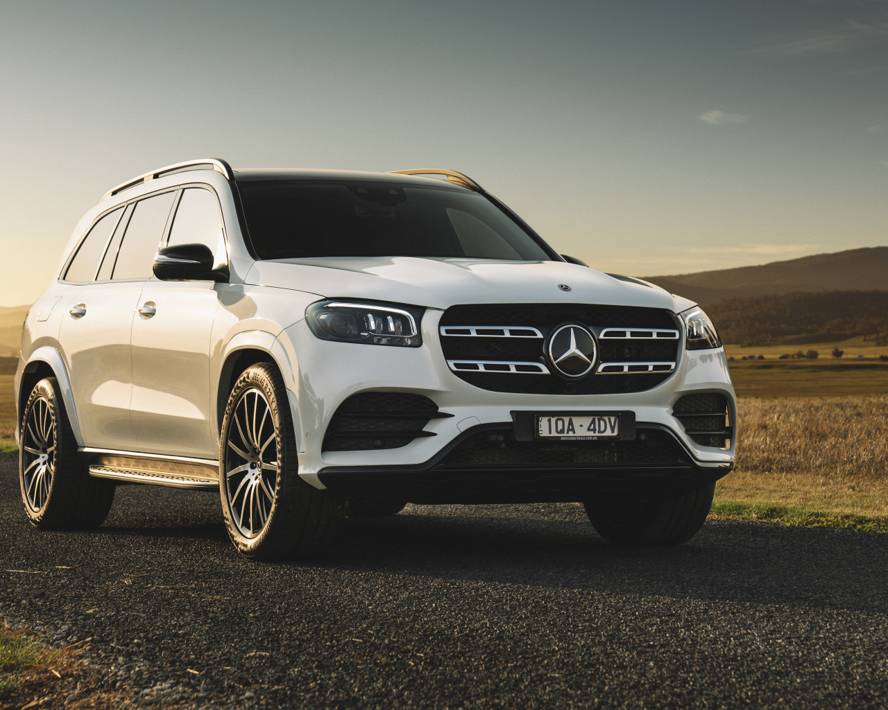 Белый стильный внедорожник Mercedes-Benz GLS 400 D 4MATIC AMG Line 2020 года