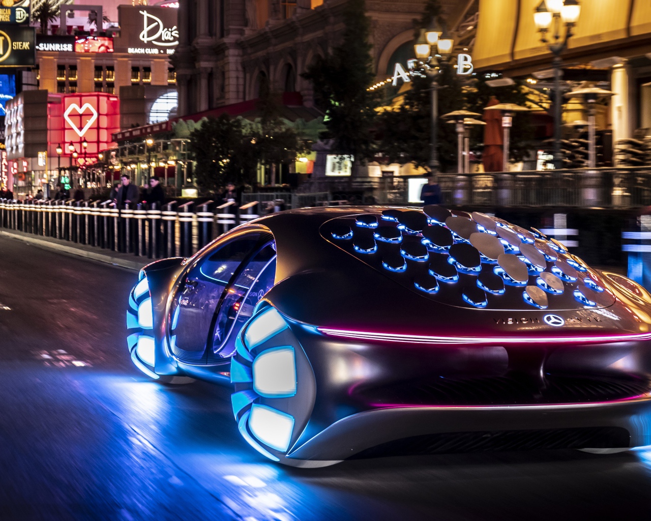 Автомобиль  Mercedes-Benz VISION AVTR, 2020 года с неоновой подсветкой на улице 