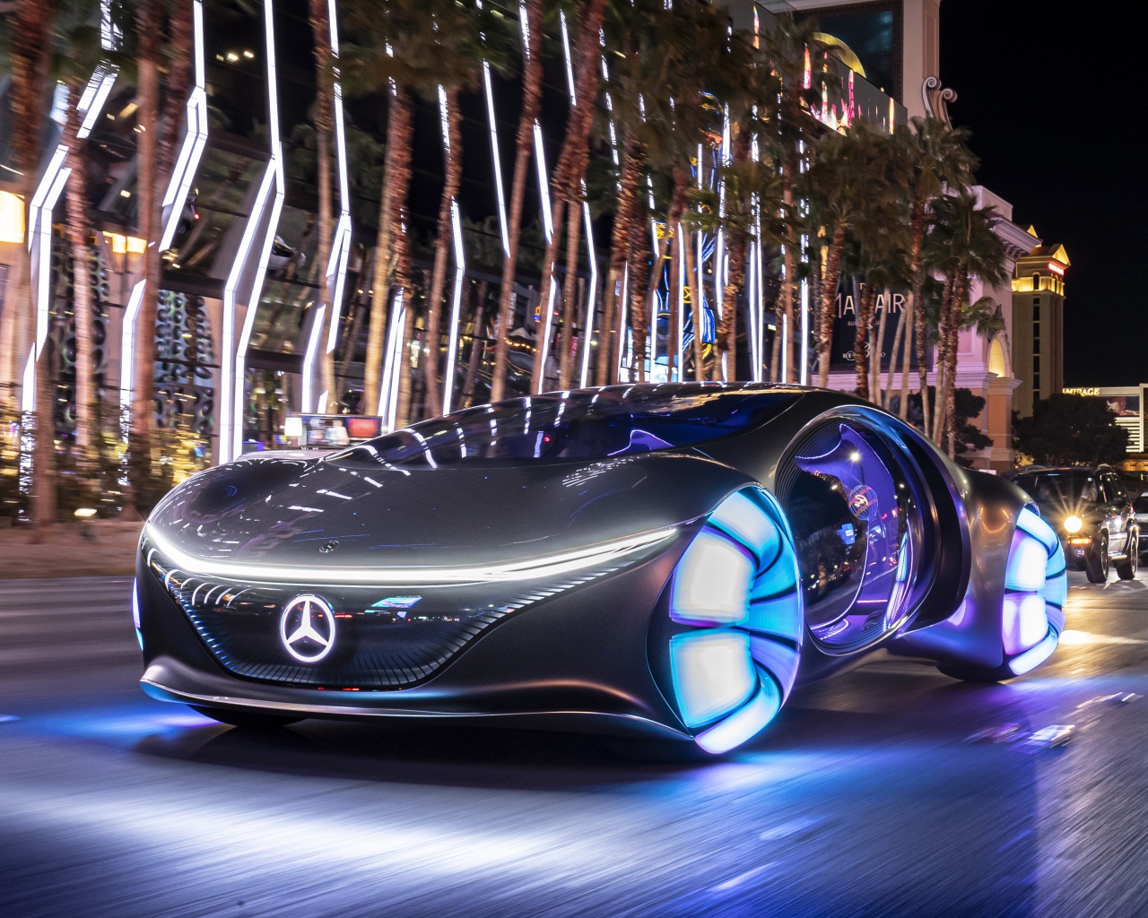 Автомобиль Mercedes-Benz VISION AVTR, 2020 года с неоновыми колесами на улице
