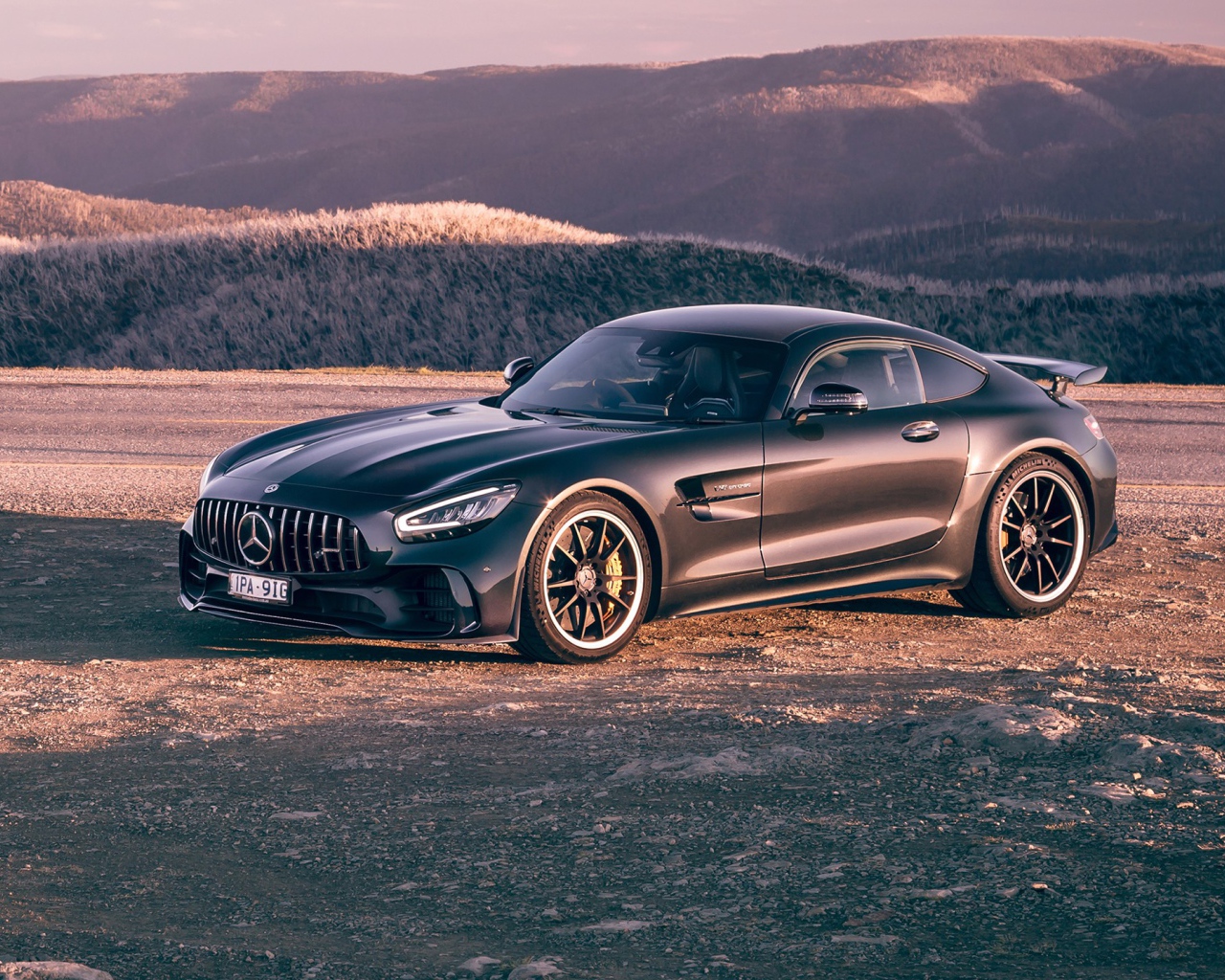 Черный автомобиль Mercedes-AMG GT R 2020 года