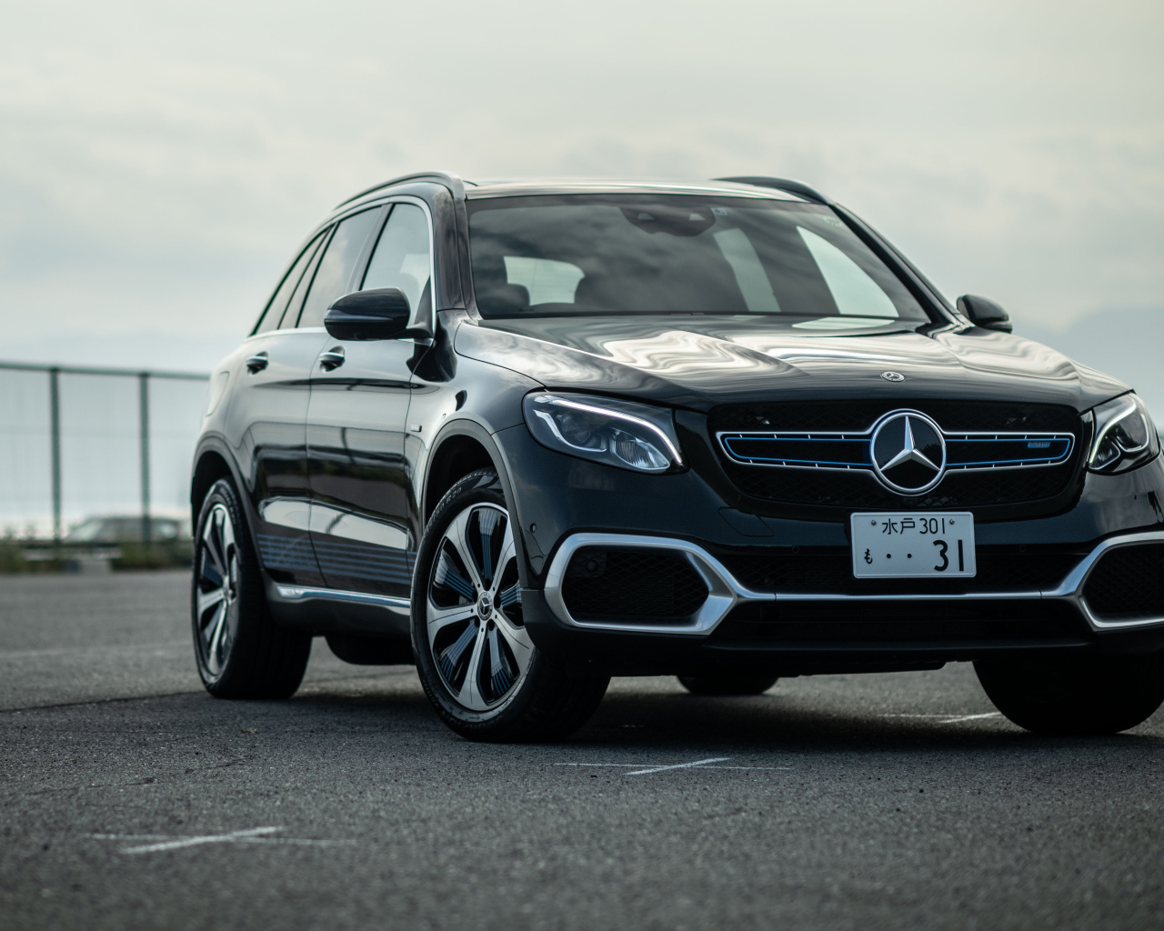 Черный автомобиль Mercedes-Benz GLC F-Cell 2021 года