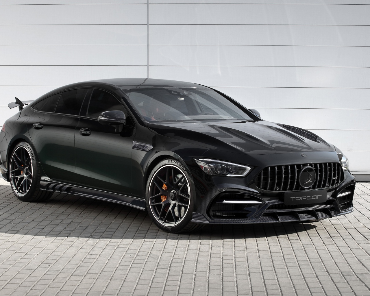 Черный автомобиль  Mercedes-AMG GT 63 S 4MATIC+ 4-Door Coupé Inferno 2020 года у гаража