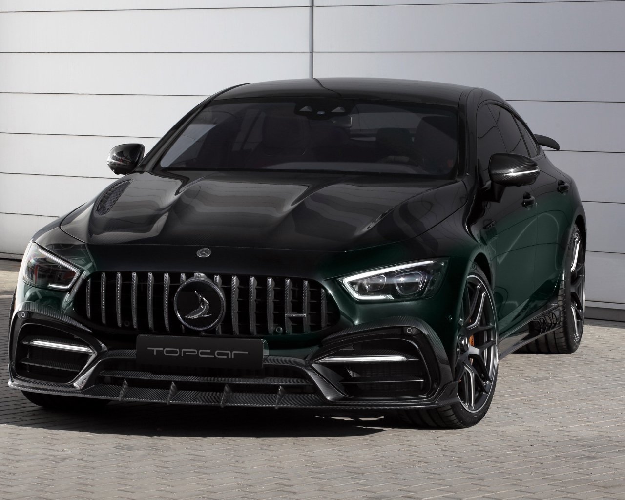 Черный автомобиль Mercedes-AMG GT 63 S,  2020 года у гаража 