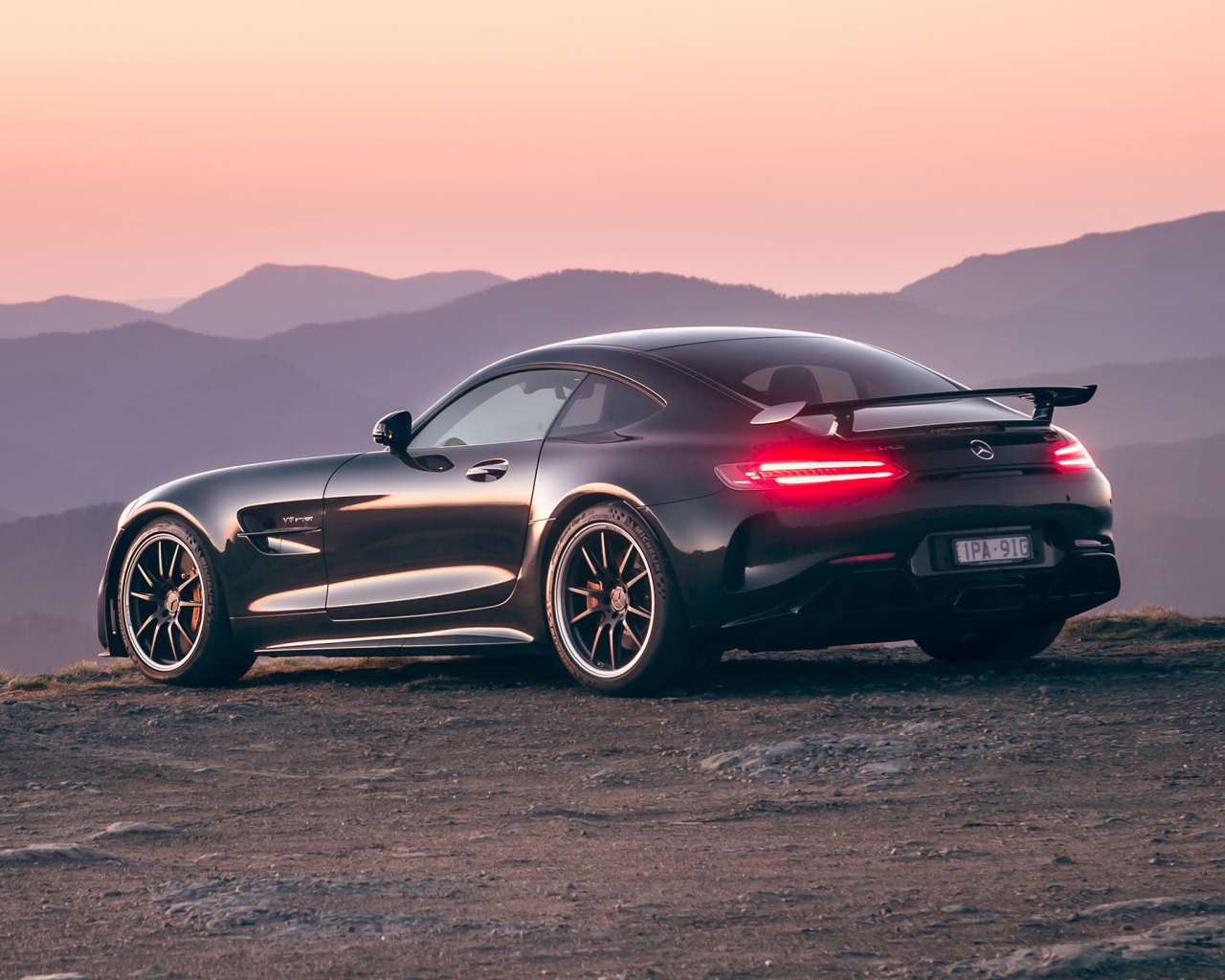 Черный автомобиль Mercedes-AMG GT R 2020 года на фоне гор 